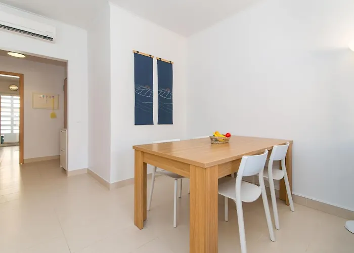 Casa Nobre 2bdr - 4 Mins Walk Train Station - Pool - Patio - Quiet Appartement *