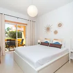 Casa Nobre 2bdr - 4 Mins Walk Train Station - Pool - Patio - Quiet Lejlighed