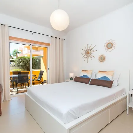 Casa Nobre 2bdr - 4 Mins Walk Train Station - Pool - Patio - Quiet Appartement