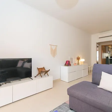 Casa Nobre 2bdr - 4 Mins Walk Train Station - Pool - Patio - Quiet Lejlighed