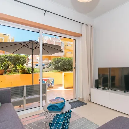 Casa Nobre 2bdr - 4 Mins Walk Train Station - Pool - Patio - Quiet Lejlighed *