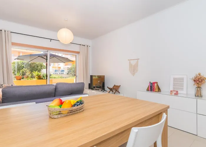 Casa Nobre 2bdr - 4 Mins Walk Train Station - Pool - Patio - Quiet *