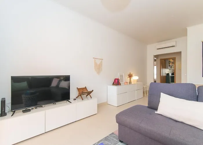 Casa Nobre 2bdr - 4 Mins Walk Train Station - Pool - Patio - Quiet Appartement